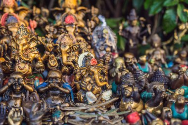 Ünlü Ubud Market, Endonezya'da Hediyelik eşya ve Bali el sanatları satan tipik hediyelik eşya dükkanı. Bali pazarı. Yerel sakinlerinin ahşap ve el sanatları Hediyelik eşya