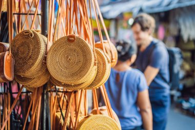 Ünlü Ubud Market, Endonezya'da Hediyelik eşya ve Bali el sanatları satan tipik hediyelik eşya dükkanı. Bali pazarı. Yerel sakinlerinin ahşap ve el sanatları Hediyelik eşya