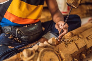 Usta ahşap oyma özel bir bıçak ahşap ulusal çanak kullanılarak yapılan - desenli saplı bir kepçe. Ellerinin yakın çekim bir parçası