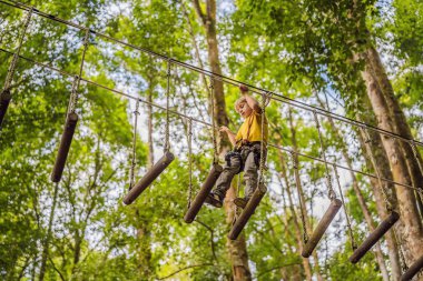 Halat parkında küçük bir çocuk. Parkta temiz havada çocuğun aktif fiziksel rekreasyon. Çocuklar için eğitim