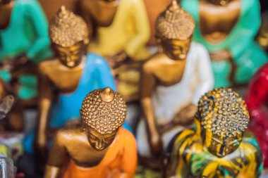 Ünlü Ubud Market, Endonezya'da Hediyelik eşya ve Bali el sanatları satan tipik hediyelik eşya dükkanı. Bali pazarı. Yerel sakinlerinin ahşap ve el sanatları Hediyelik eşya