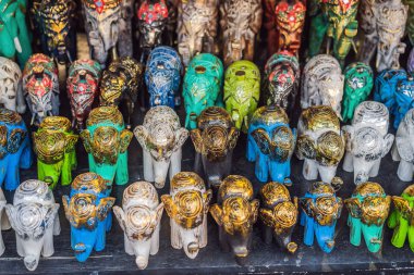 Ünlü Ubud Market, Endonezya'da Hediyelik eşya ve Bali el sanatları satan tipik hediyelik eşya dükkanı. Bali pazarı. Yerel sakinlerinin ahşap ve el sanatları Hediyelik eşya