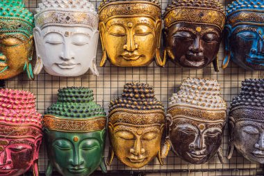Ünlü Ubud Market, Endonezya'da Hediyelik eşya ve Bali el sanatları satan tipik hediyelik eşya dükkanı. Bali pazarı. Yerel sakinlerinin ahşap ve el sanatları Hediyelik eşya