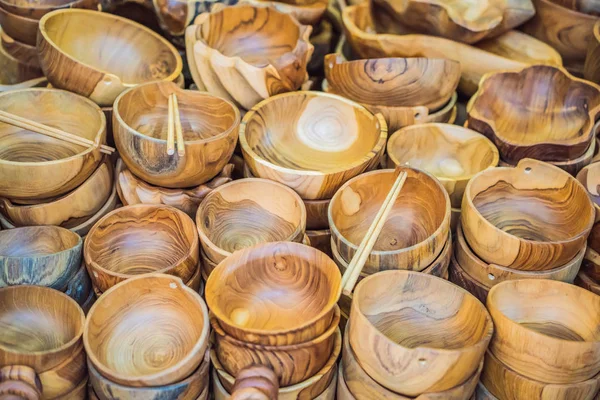 Typický obchod se suvenýry prodává suvenýry a řemeslné výrobky z Bali na slavném Ubuda Market, Indonésie. Balijské tržiště. Suvenýry ze dřeva a řemesel místních obyvatel — Stock fotografie