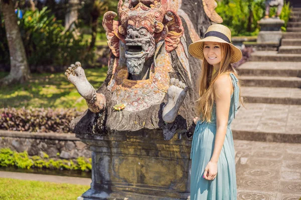 Young woman tourist in Taman Tirtagangga, Water palace, Water park, Bali Indonesia — Stock Photo, Image
