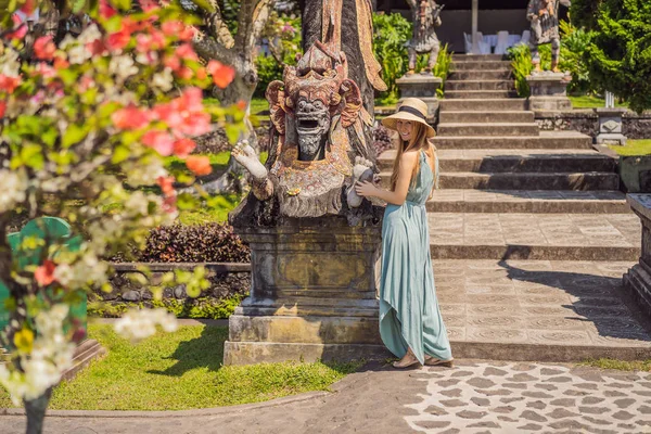 Ung kvinna turist i Taman Tirtagangga, vattenpalats, Vattenpark, Bali Indonesien — Stockfoto