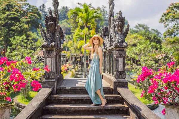 Junge Touristin in taman tirtagangga, wasserpalast, wasserpark, bali indonesien — Stockfoto