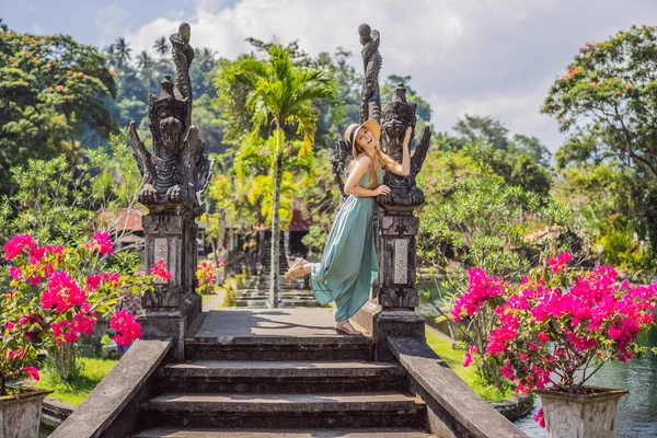 Joven turista en Taman Tirtagangga, Palacio del Agua, Parque Acuático, Bali Indonesia — Foto de Stock