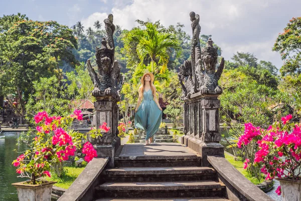 Mladá žena turista v Taman Tirtagangga, vodní palác, vodní park, Bali Indonésie — Stock fotografie