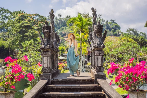 Joven turista en Taman Tirtagangga, Palacio del Agua, Parque Acuático, Bali Indonesia — Foto de Stock