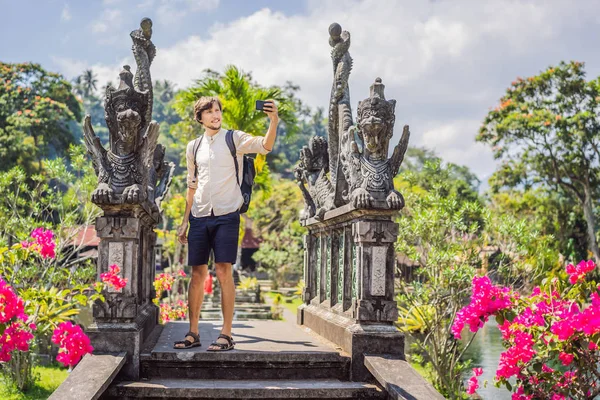 Jonge man toerist in Taman Tirtagangga, waterpaleis, waterpark, Bali Indonesië — Stockfoto
