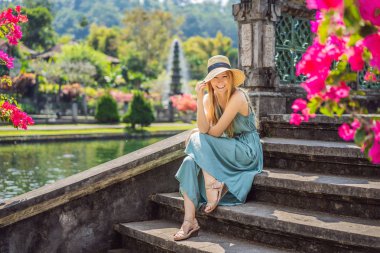 Taman Tirtagangga genç kadın turist, Su sarayı, Su parkı, Bali Endonezya