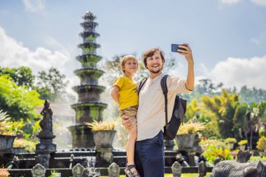 Taman Tirtagangga, Su sarayı, Su parkı, Bali Endonezya baba ve oğlu turistler. Çocuk konsepti ile seyahat. Çocuk dostu bir yer