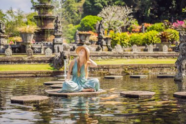 Taman Tirtagangga genç kadın turist, Su sarayı, Su parkı, Bali Endonezya