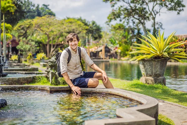 Taman Tirtagangga genç adam turist, Su sarayı, Su parkı, Bali Endonezya — Stok fotoğraf