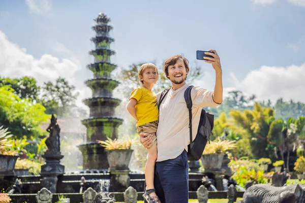 Тато і син туристи в Таманському Тіртагану, Палац води, аквапарк, Балі Індонезія. Подорож з дітьми концепцію. Для дітей — стокове фото