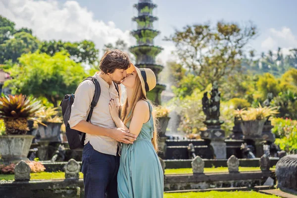 Feliz casal amoroso em Taman Tirtagangga, palácio aquático, parque aquático, Bali Indonesia. Lua de mel em Bali — Fotografia de Stock