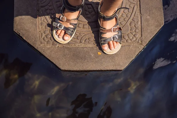 타만 티르타강가, 워터 팰리스, 워터 파크, 발리 인도네시아의 소년 관광객. 어린이 개념과 함께 여행. 키즈 친화적 인 장소 — 스톡 사진