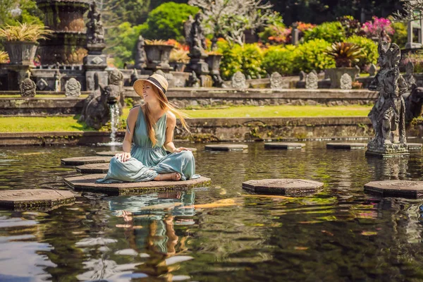 Young woman tourist in Taman Tirtagangga, Water palace, Water park, Bali Indonesia — Stock Photo, Image