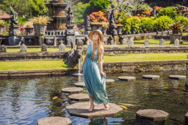 Taman Tirtagangga genç kadın turist, Su sarayı, Su parkı, Bali Endonezya