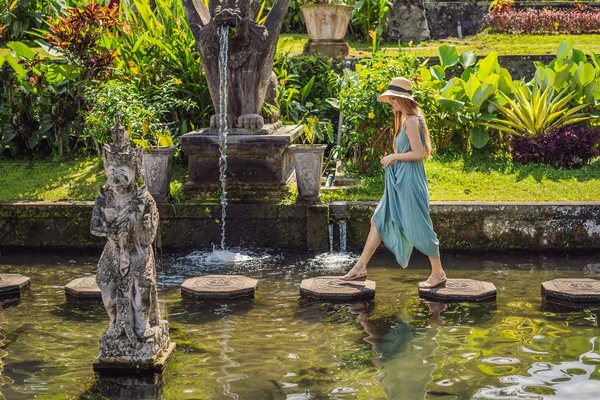 Junge Touristin in taman tirtagangga, wasserpalast, wasserpark, bali indonesien — Stockfoto