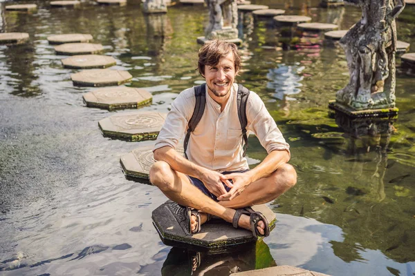 Fiatal férfi turista Taman Tirtagangga, víz palota, vízi park, Bali Indonézia — Stock Fotó
