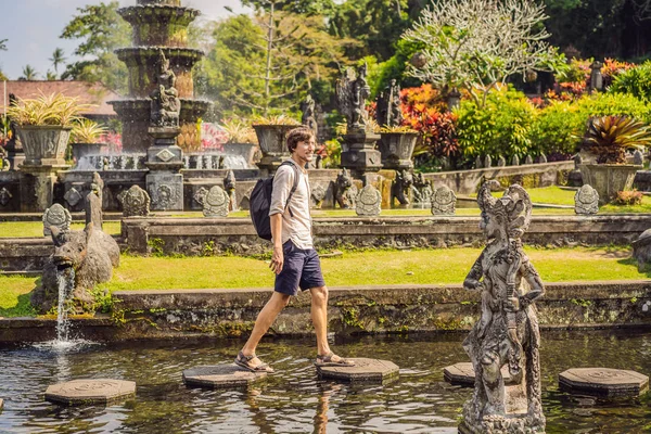 Jovem turista em Taman Tirtagangga, palácio aquático, parque aquático, Bali Indonesia — Fotografia de Stock