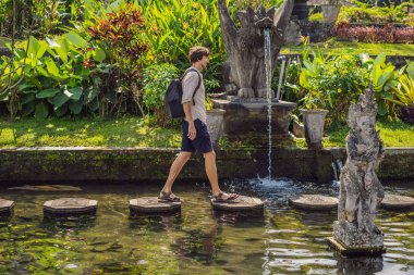 Taman Tirtagangga genç adam turist, Su sarayı, Su parkı, Bali Endonezya