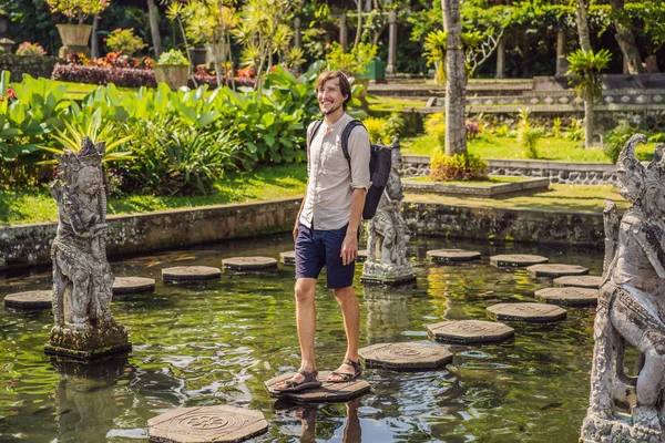 Молодий чоловік турист в Таманському Тіртагану, Палац води, аквапарк, Балі Індонезія — стокове фото