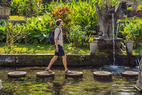 Fiatal férfi turista Taman Tirtagangga, víz palota, vízi park, Bali Indonézia — Stock Fotó