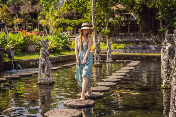 Taman Tirtagangga genç kadın turist, Su sarayı, Su parkı, Bali Endonezya — Stok fotoğraf