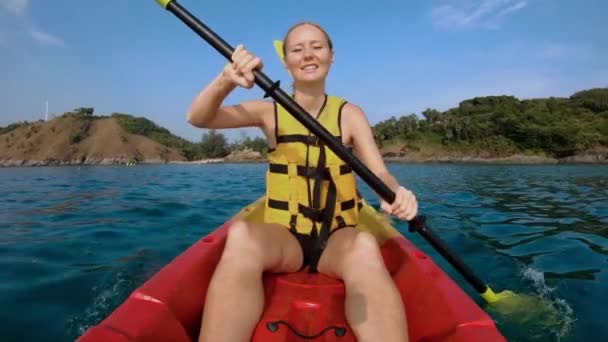 Fotografía en cámara lenta de una joven familia haciendo kayak en un mar tropical y divirtiéndose mirando arrecifes de coral y peces tropicales bajo el agua. Playa de Ya Nui en la isla de Phuket — Vídeo de stock