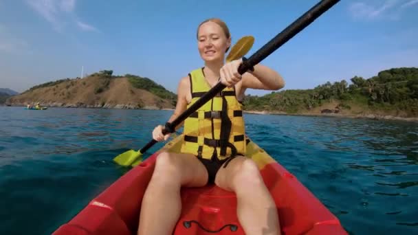 Scatto al rallentatore di una giovane famiglia che fa kayak in un mare tropicale e si diverte a guardare la barriera corallina e i pesci tropicali sott'acqua. Spiaggia di Ya Nui sull'isola di Phuket — Video Stock