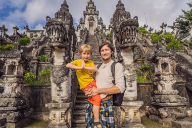 Güzel Pura Lempuyang Luhur tapınağında üç taş merdivenler arka planda baba ve oğul turistler. Paduraksa portalları Pura Penataran Agung, Bali orta kutsal jaba tengah giriş işaretleme
