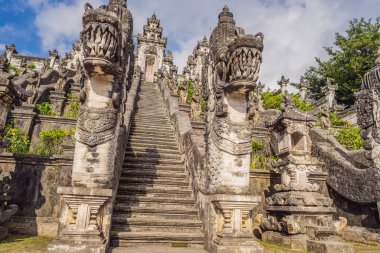 Güzel Pura Lempuyang Luhur tapınağında üç taş merdiven. Tapınağa merdivenli yaz manzarası. Paduraksa portalları Pura Penataran Agung, Bali orta kutsal jaba tengah giriş işaretleme