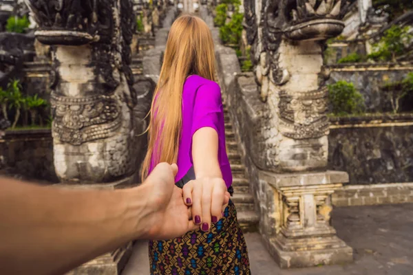 Följ mig foto. Ung kvinna turist på bakgrund av tre sten stegar i vackra Pura Lempuyang Luhur Temple. Sommar landskap med trappor till templet. Paduraksa portaler markering ingång till mitten — Stockfoto