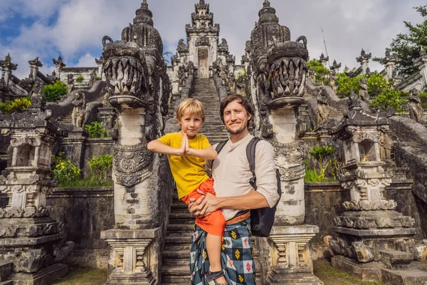 Otec a syn turisté na pozadí tří kamenných žebříků v nádherné Pura Lempuyang chrám Luhur. Padurakská portály označující vchod do prostřední svatyně Jaba Tengah z Pura Penataran Agung, Bali — Stock fotografie