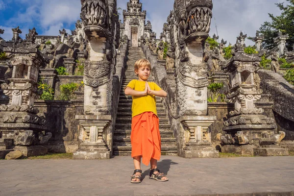Chłopiec turysta na tle trzech kamiennych drabin w pięknej świątyni Pura Lempuyang Luhur. Portale paduraksa oznakowanie wejście do środkowego Sanctum Jaba Tengah z Pura Penataran Agung, Bali. Podróży — Zdjęcie stockowe
