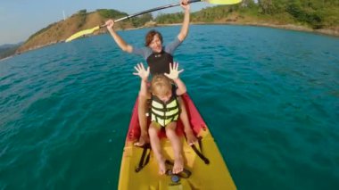 Tropik bir denizde kano ve su altında mercan resifleri ve tropikal balıklar bakarak eğlenmek genç bir ailenin slowmotion çekim. Phuket adasında Ya Nui Plajı