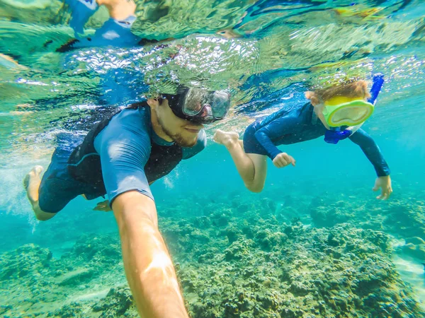 Щаслива сім'я - активна дитина в підводній масці пірнає під водою, бачить тропічну рибу в басейні коралових рифів. Подорожі пригоди, плавання на літньому пляжі відпочинок з дитиною — стокове фото