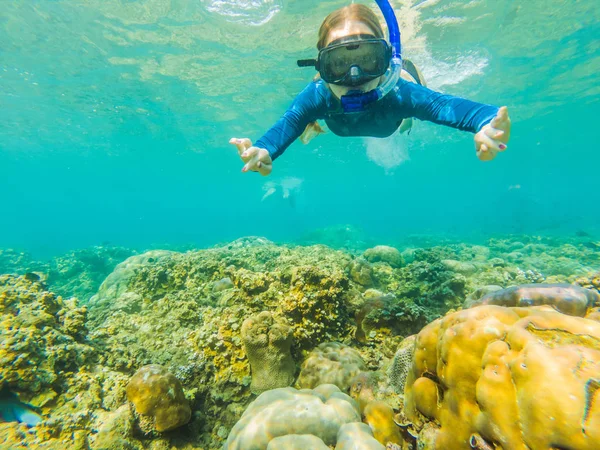 Glücklich Frau in Schnorchelmaske tauchen unter Wasser mit tropischen Fischen in Korallenriff Meerwasserpool. Reise-Lifestyle, Wassersport Outdoor-Abenteuer, Schwimmkurse im Sommerurlaub am Strand — Stockfoto