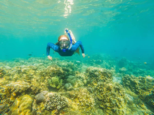 Щаслива жінка в снорклінговій масці пірнає під водою з тропічними рибами в басейні коралових рифів. Подорожі спосіб життя, водні види спорту пригоди на свіжому повітрі, уроки плавання на літньому пляжі відпочинку — стокове фото