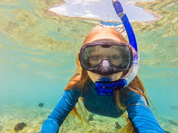 Lycklig kvinna i snorkling mask under vattnet med tropiska fiskar i Coral Reef Sea pool. Travel Lifestyle, vattensport utomhus äventyr, simlektioner på Summer Beach Holiday — Stockfoto