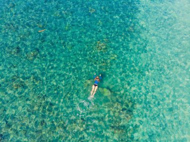 Şnorkel maskesi mutlu kadın mercan resifi deniz havuzunda tropikal balıklar ile sualtı dalış. Seyahat yaşam tarzı, su sporları açık macera, yaz plaj tatilinde yüzme dersleri. Havadan görünüm