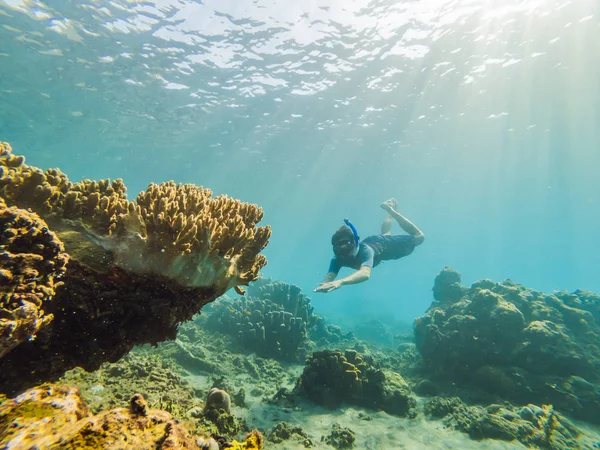 Hombre feliz en buceo máscara de snorkel bajo el agua con peces tropicales en la piscina de coral de arrecife de mar. Estilo de vida de viajes, deportes acuáticos aventura al aire libre, clases de natación en vacaciones de verano. Vista aérea desde — Foto de Stock