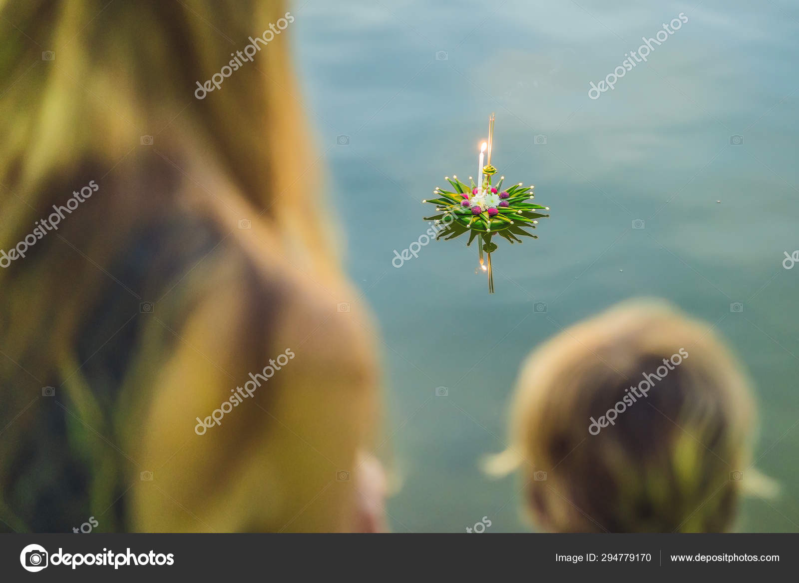 Mutter Und Sohn Halten Den Krathong In Den Handen Und Wollen Ihn Ins Wasser Werfen Beim