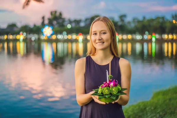 Жіночий турист тримає Лой Кратонг в руках і збирається запустити його у воду. Лой Кратонг фестиваль, люди купують квіти і свічку на світло і плавати на воду, щоб відсвяткувати Лой — стокове фото