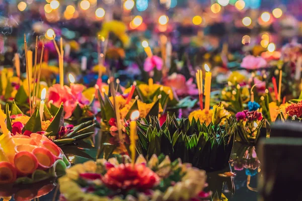 Loy Krathong φεστιβάλ, οι άνθρωποι αγοράζουν λουλούδια και κερί για να ανάψει και επιπλέουν στο νερό για να γιορτάσουν το Loy Krathong φεστιβάλ στην Ταϊλάνδη — Φωτογραφία Αρχείου