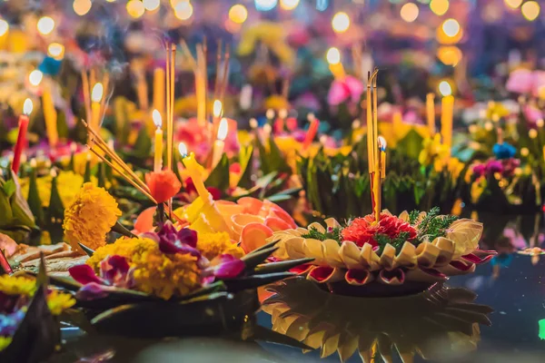 在泰国，人们买鲜花和蜡烛点灯，然后在水面上飘浮，庆祝洛城节 — 图库照片