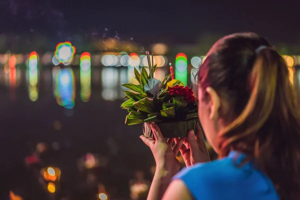 Festival Loy Krathong, La gente compra flores y velas para encender y flotar en el agua para celebrar el festival Loy Krathong en Tailandia — Foto de Stock